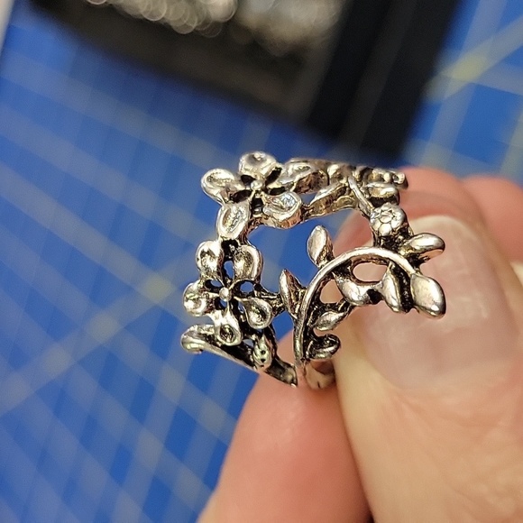 Felt's Fun Finds Jewelry - Floral Flower Vine Silver Tone Ring Size 6.5